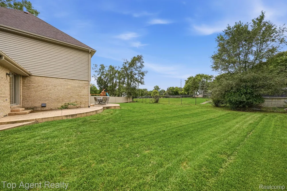 5045 Shady Creek Drive Troy City, MI 48085