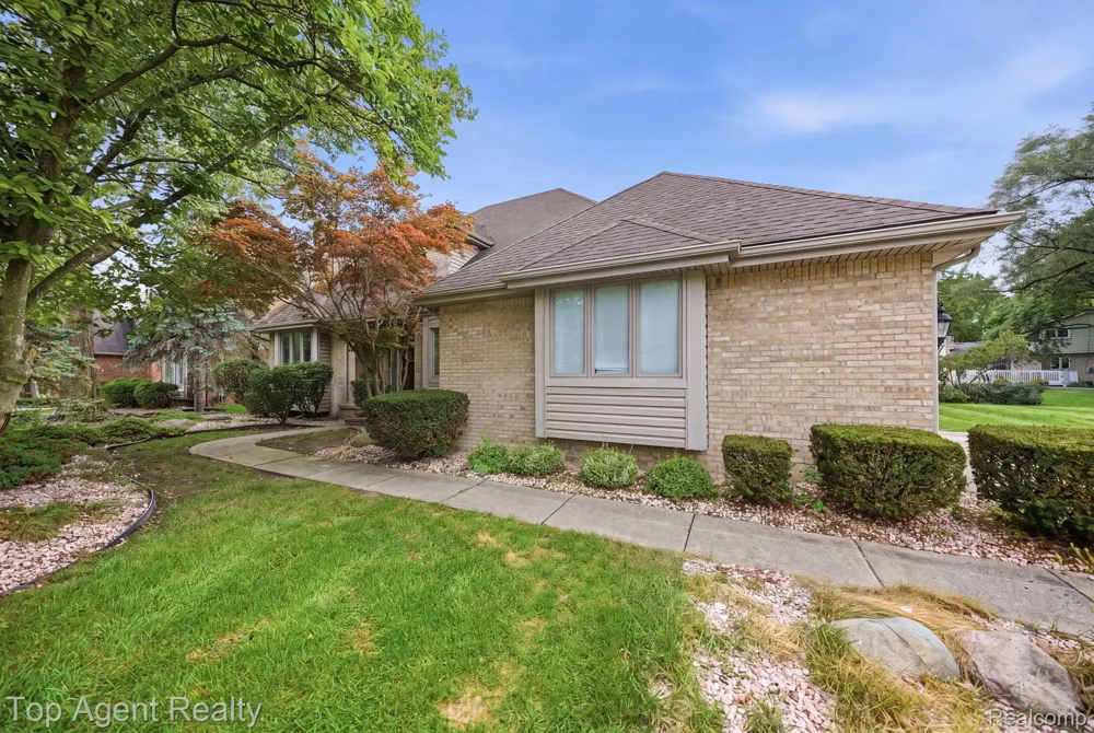 5045 Shady Creek Drive Troy City, MI 48085