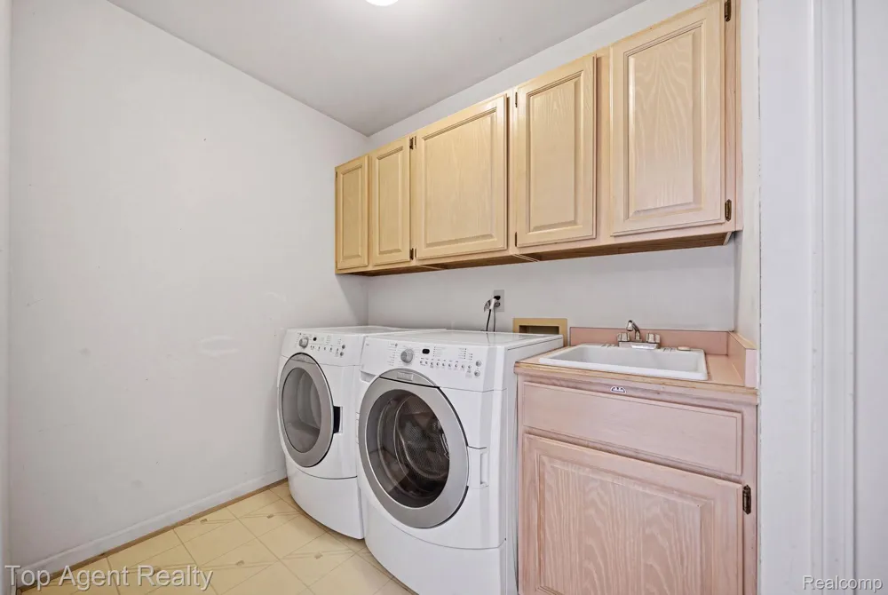 5045 Shady Creek Drive Troy City, MI 48085