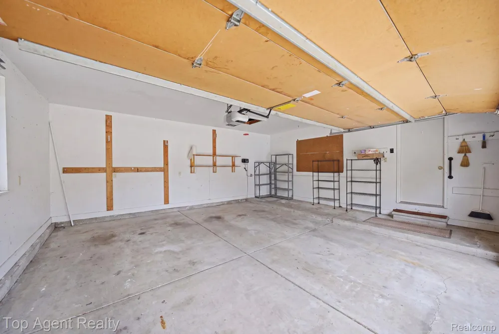 5045 Shady Creek Drive Troy City, MI 48085