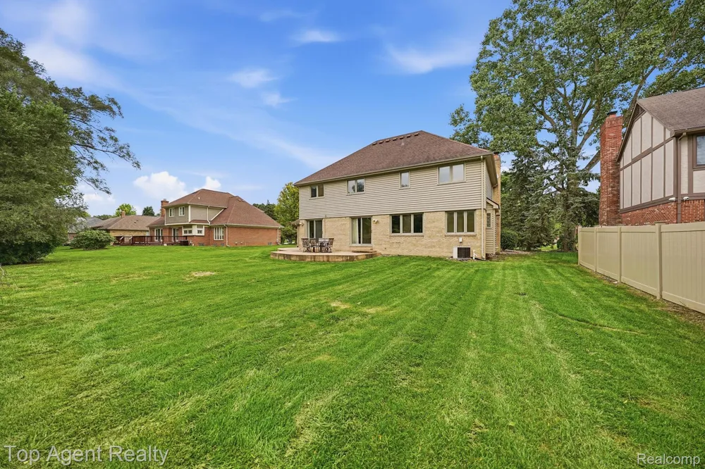 5045 Shady Creek Drive Troy City, MI 48085