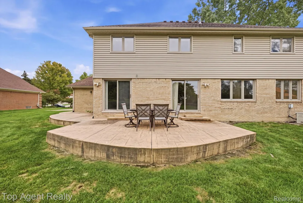 5045 Shady Creek Drive Troy City, MI 48085