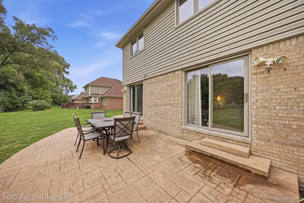 5045 Shady Creek Drive Troy City, MI 48085