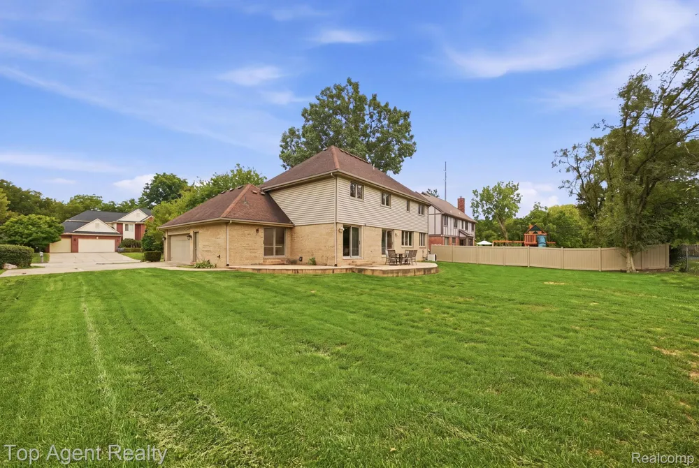 5045 Shady Creek Drive Troy City, MI 48085