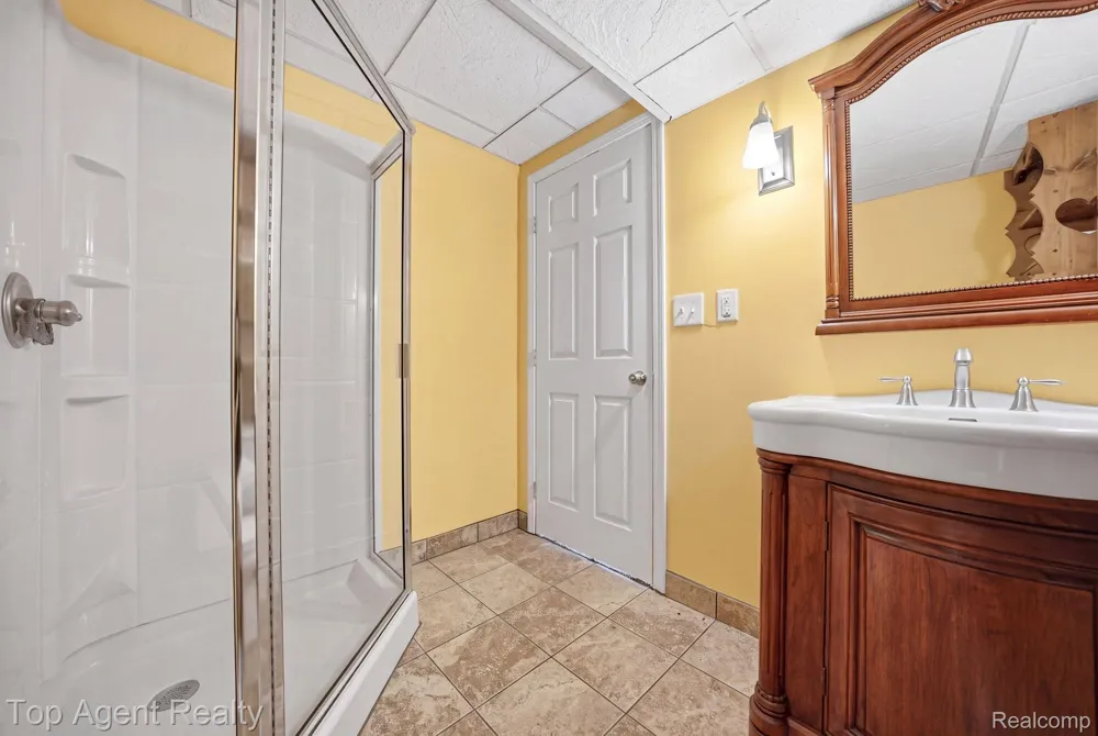 5045 Shady Creek Drive Troy City, MI 48085