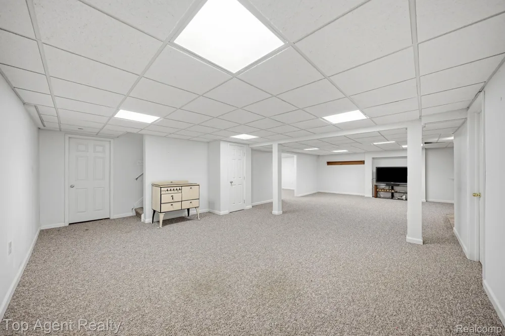 5045 Shady Creek Drive Troy City, MI 48085