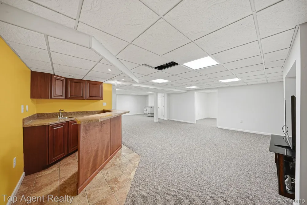 5045 Shady Creek Drive Troy City, MI 48085