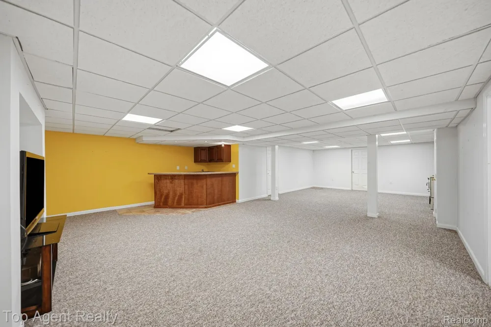 5045 Shady Creek Drive Troy City, MI 48085