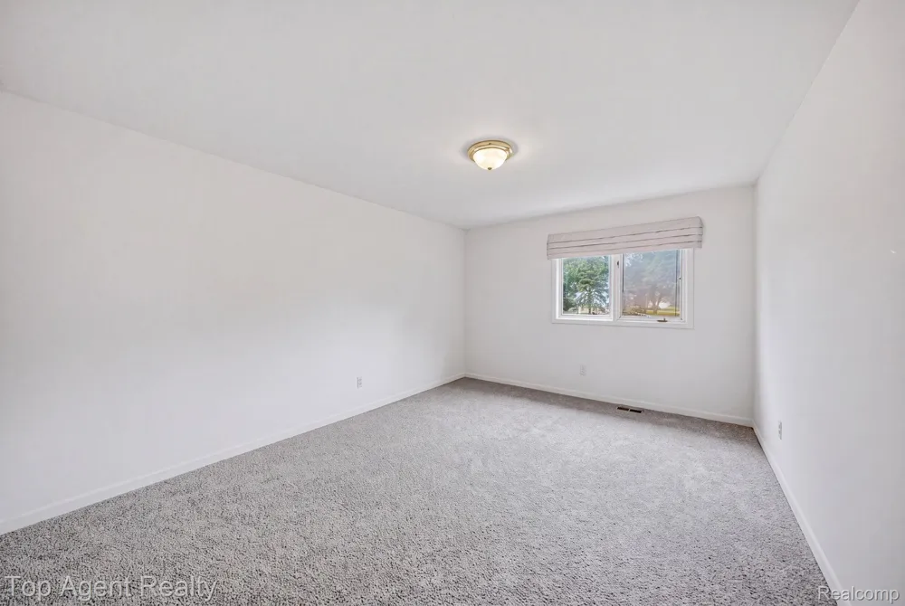 5045 Shady Creek Drive Troy City, MI 48085