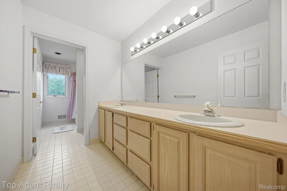 5045 Shady Creek Drive Troy City, MI 48085