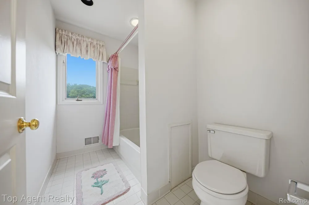 5045 Shady Creek Drive Troy City, MI 48085