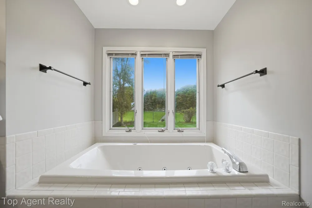5045 Shady Creek Drive Troy City, MI 48085