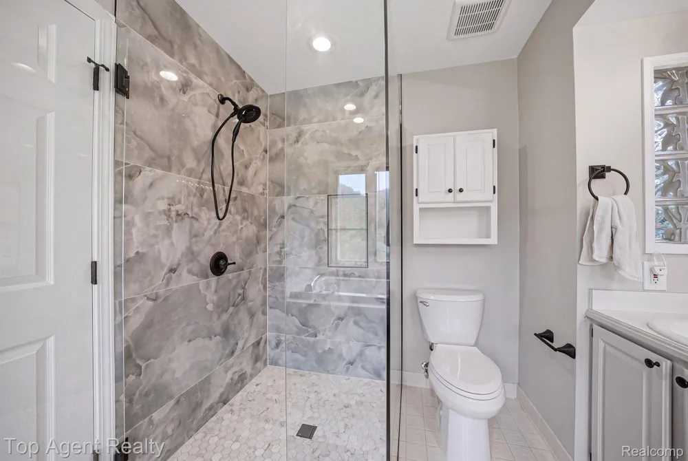 5045 Shady Creek Drive Troy City, MI 48085