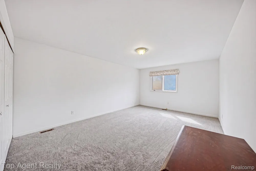 5045 Shady Creek Drive Troy City, MI 48085