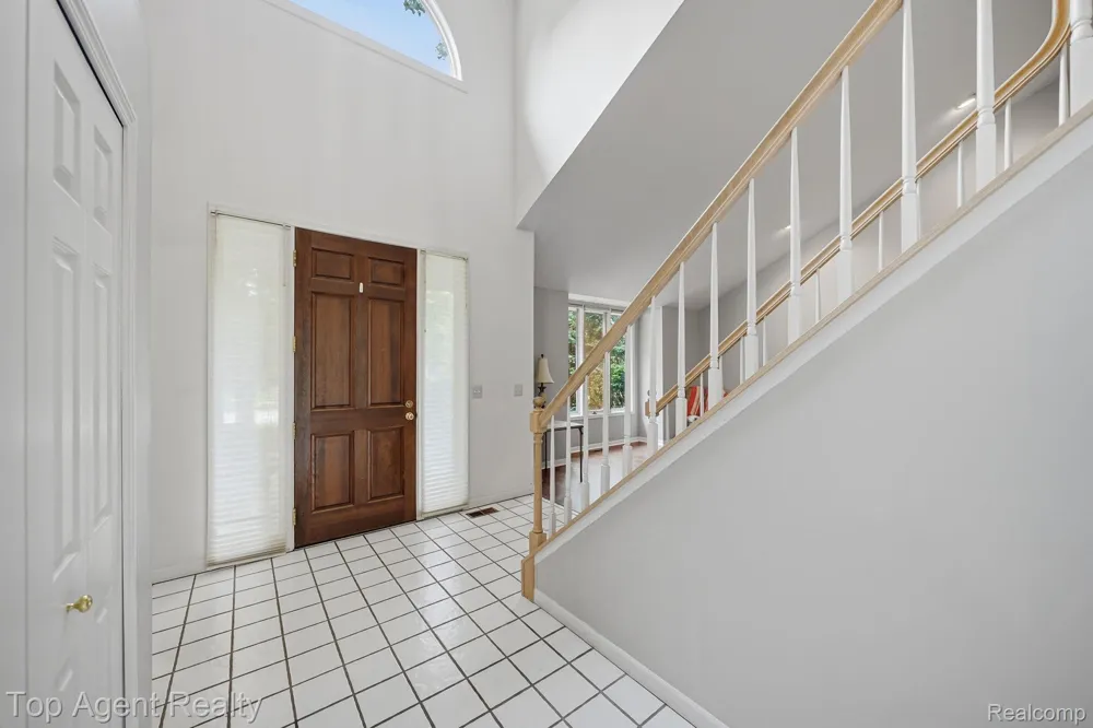 5045 Shady Creek Drive Troy City, MI 48085