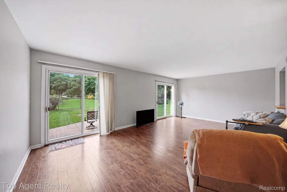 5045 Shady Creek Drive Troy City, MI 48085