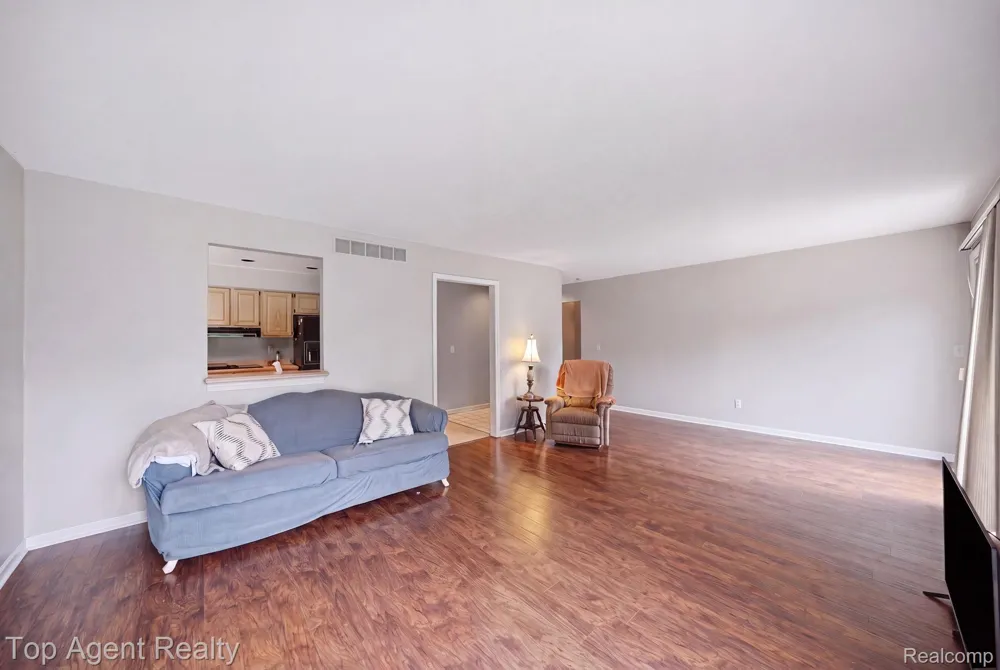 5045 Shady Creek Drive Troy City, MI 48085