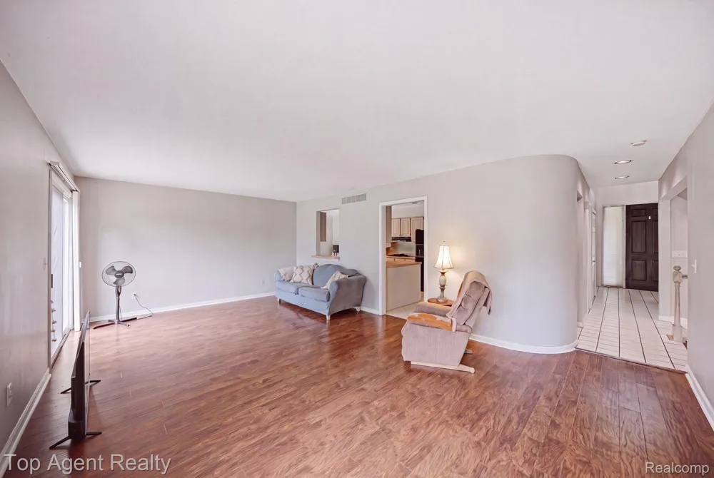 5045 Shady Creek Drive Troy City, MI 48085