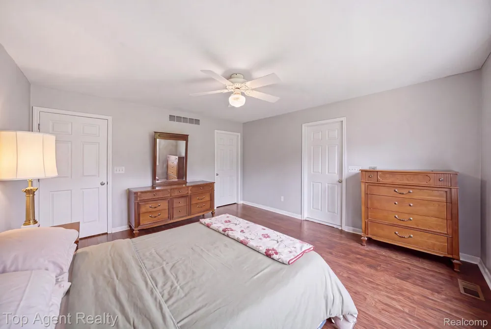 5045 Shady Creek Drive Troy City, MI 48085