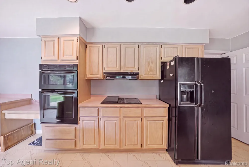 5045 Shady Creek Drive Troy City, MI 48085
