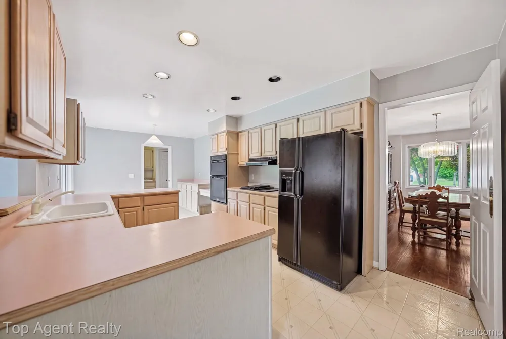 5045 Shady Creek Drive Troy City, MI 48085