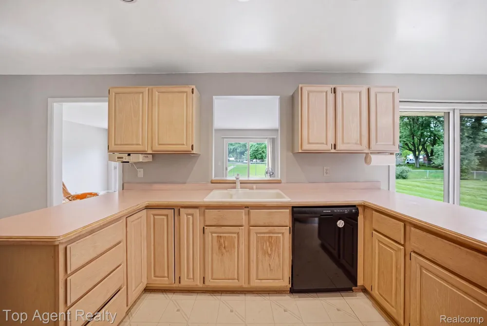 5045 Shady Creek Drive Troy City, MI 48085
