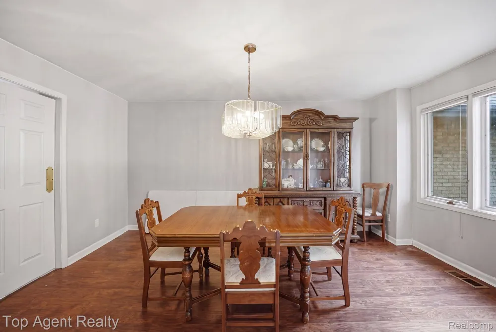 5045 Shady Creek Drive Troy City, MI 48085