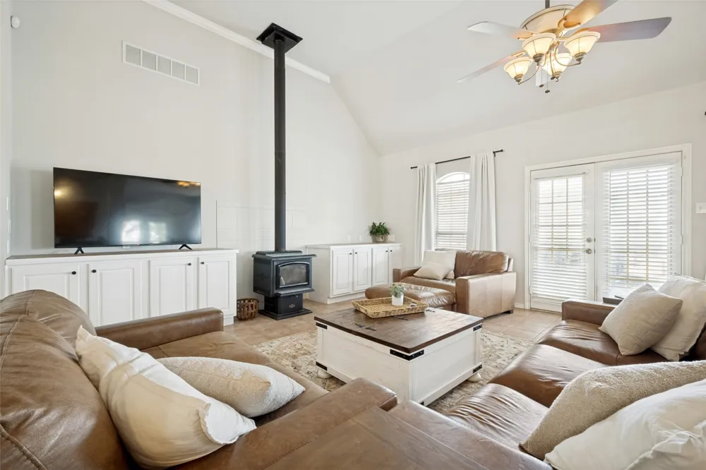 1690 Lawlis Lane Sanger, TX 76266