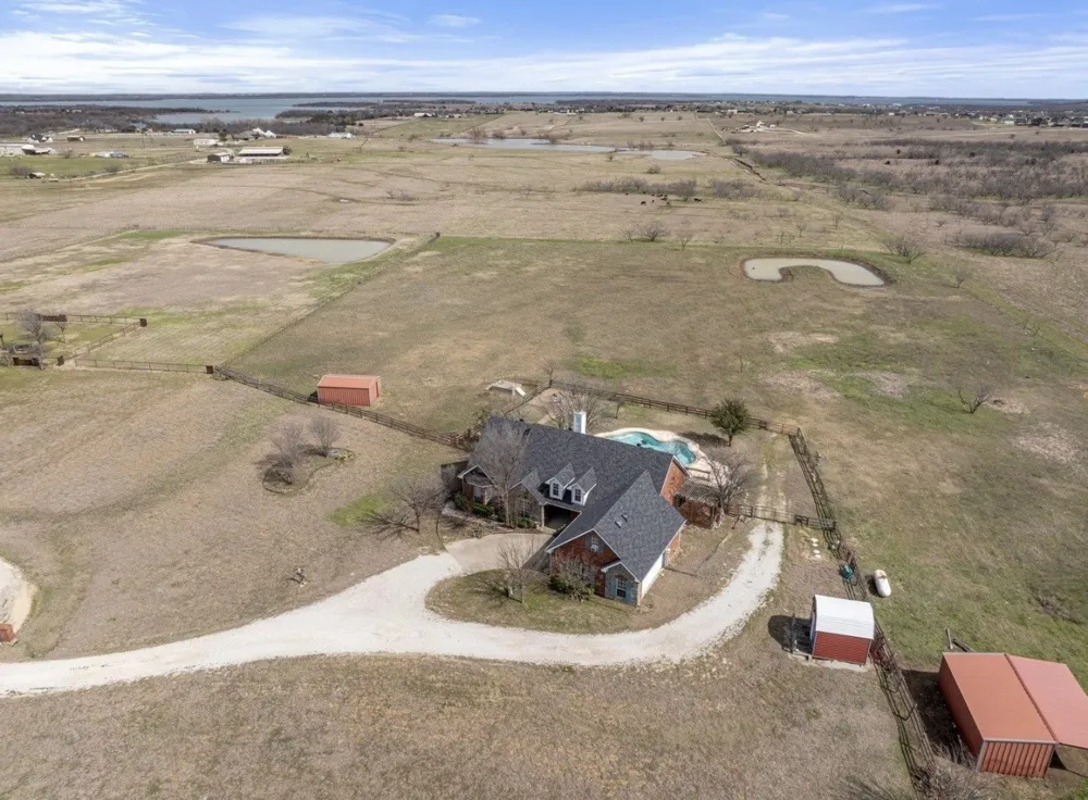 1690 Lawlis Lane Sanger, TX 76266
