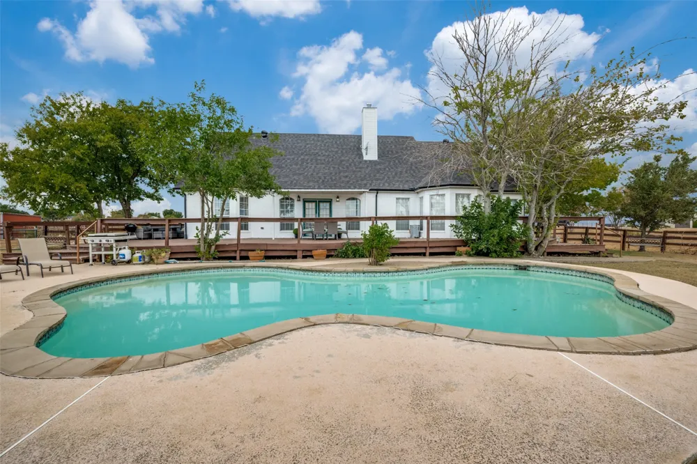 1690 Lawlis Lane Sanger, TX 76266