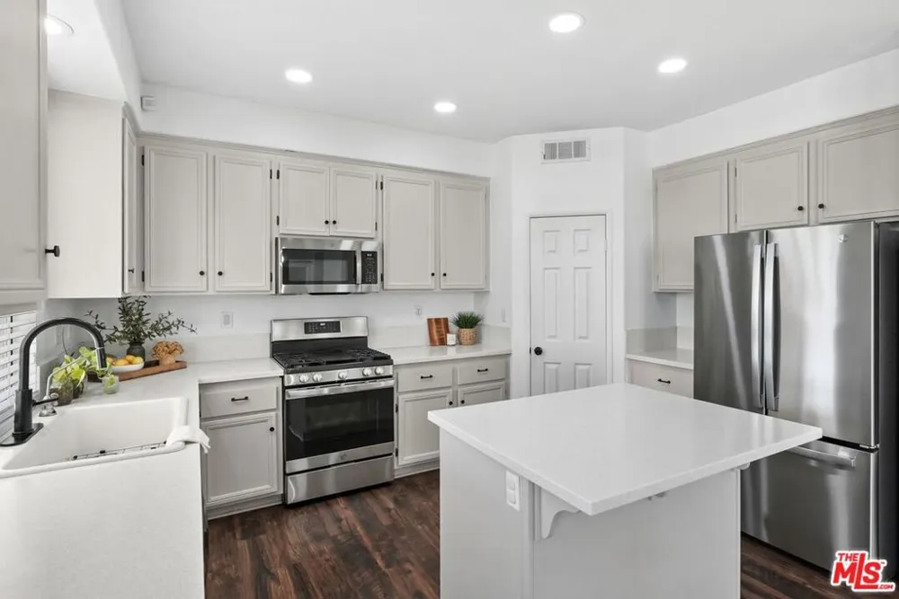 3843 Vitrina Lane Palmdale, CA 93551