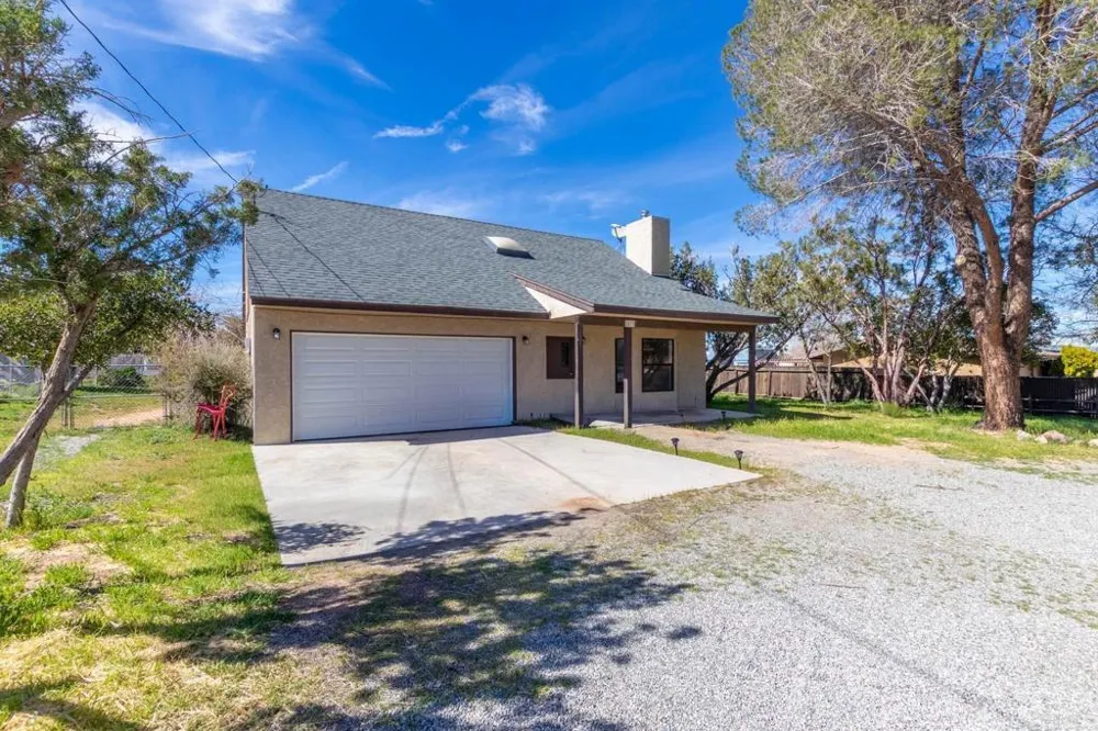 8878 Sabina Avenue Hesperia, CA 92345