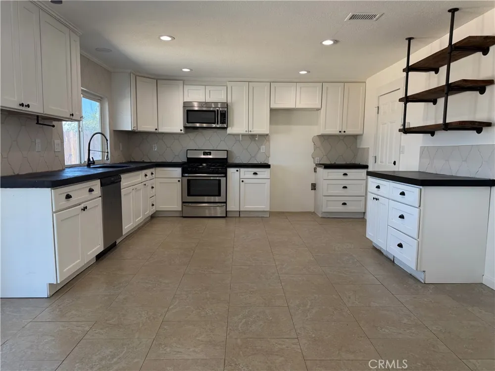 21360 Sandia Apple Valley, CA 92308