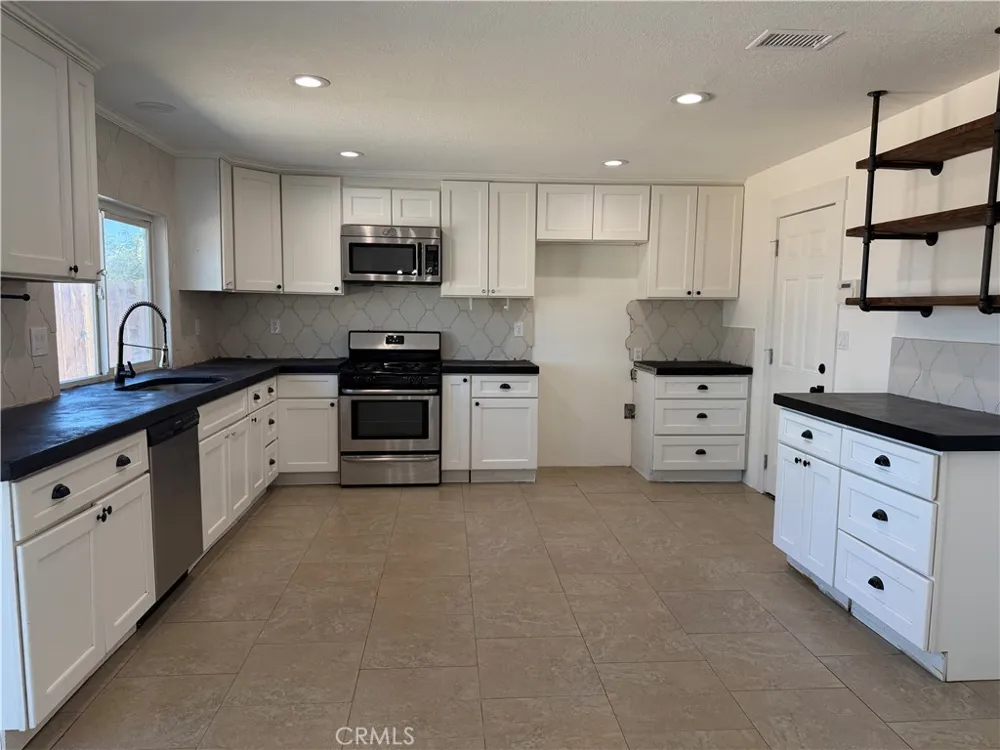 21360 Sandia Apple Valley, CA 92308
