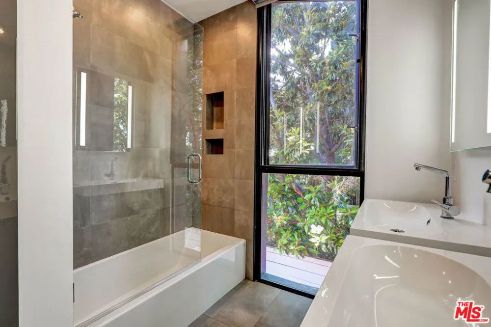 1282 S Cloverdale Avenue Los Angeles, CA 90019