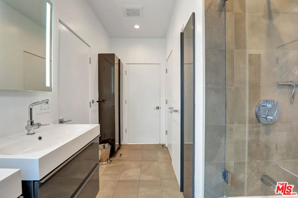 1282 S Cloverdale Avenue Los Angeles, CA 90019
