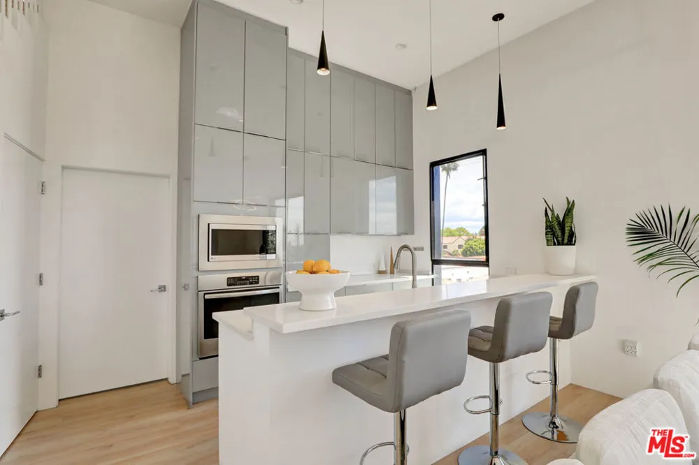 1282 S Cloverdale Avenue Los Angeles, CA 90019