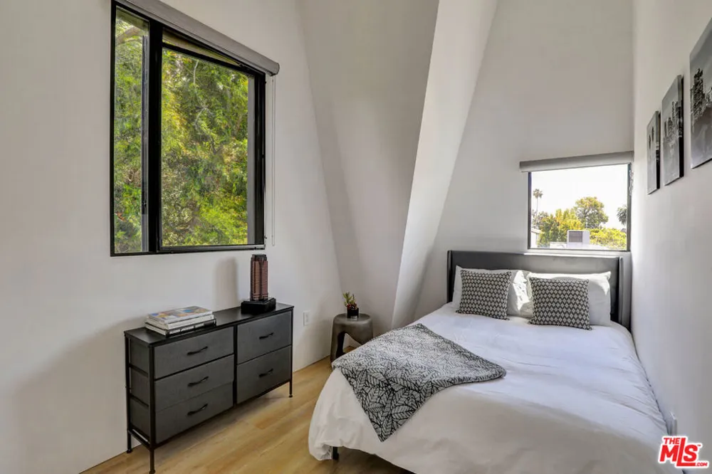 1282 S Cloverdale Avenue Los Angeles, CA 90019