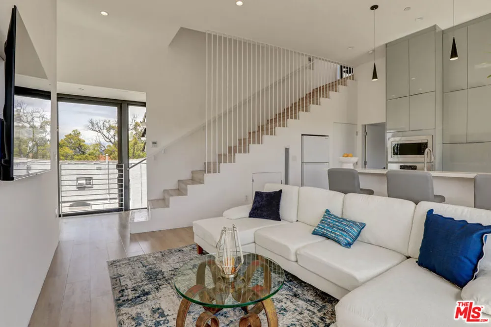 1282 S Cloverdale Avenue Los Angeles, CA 90019