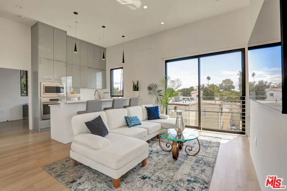 1282 S Cloverdale Avenue Los Angeles, CA 90019
