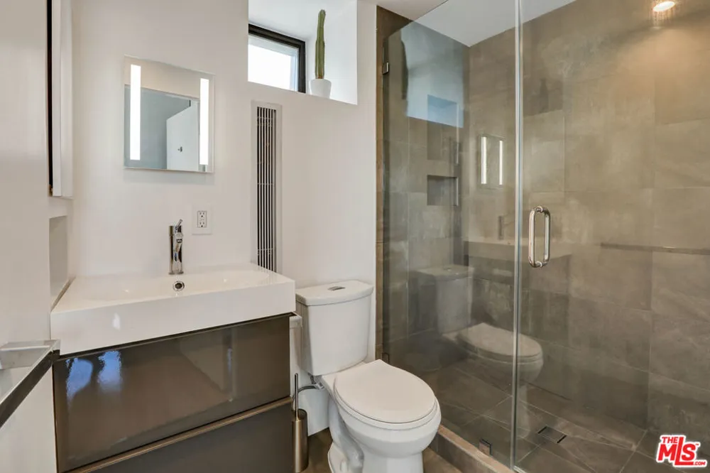 1282 S Cloverdale Avenue Los Angeles, CA 90019