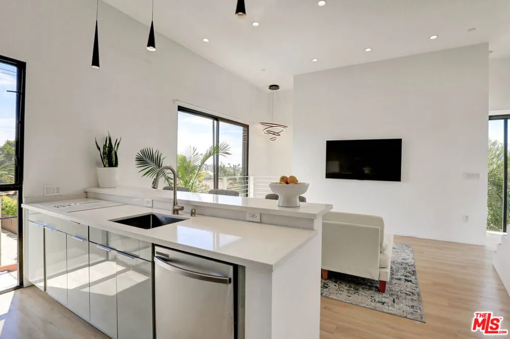1282 S Cloverdale Avenue Los Angeles, CA 90019