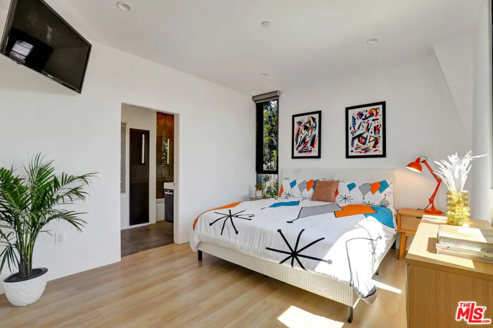 1282 S Cloverdale Avenue Los Angeles, CA 90019