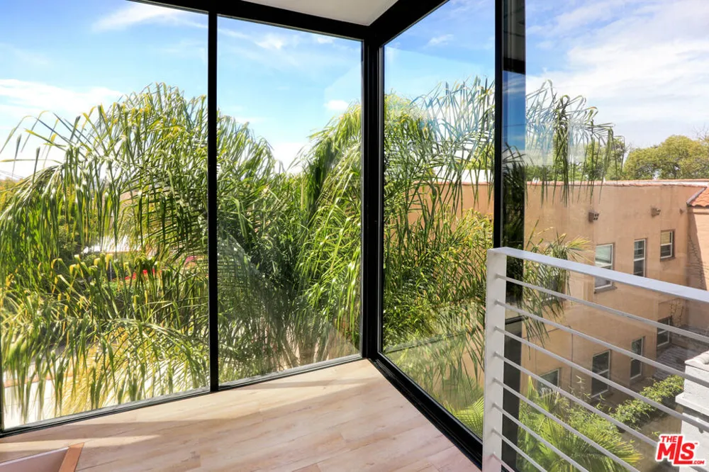 1282 S Cloverdale Avenue Los Angeles, CA 90019