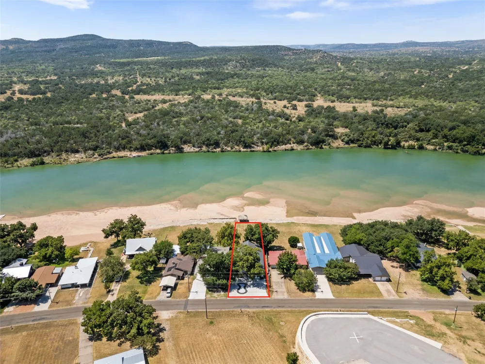 4652 River Oaks Drive Kingsland, TX 78639