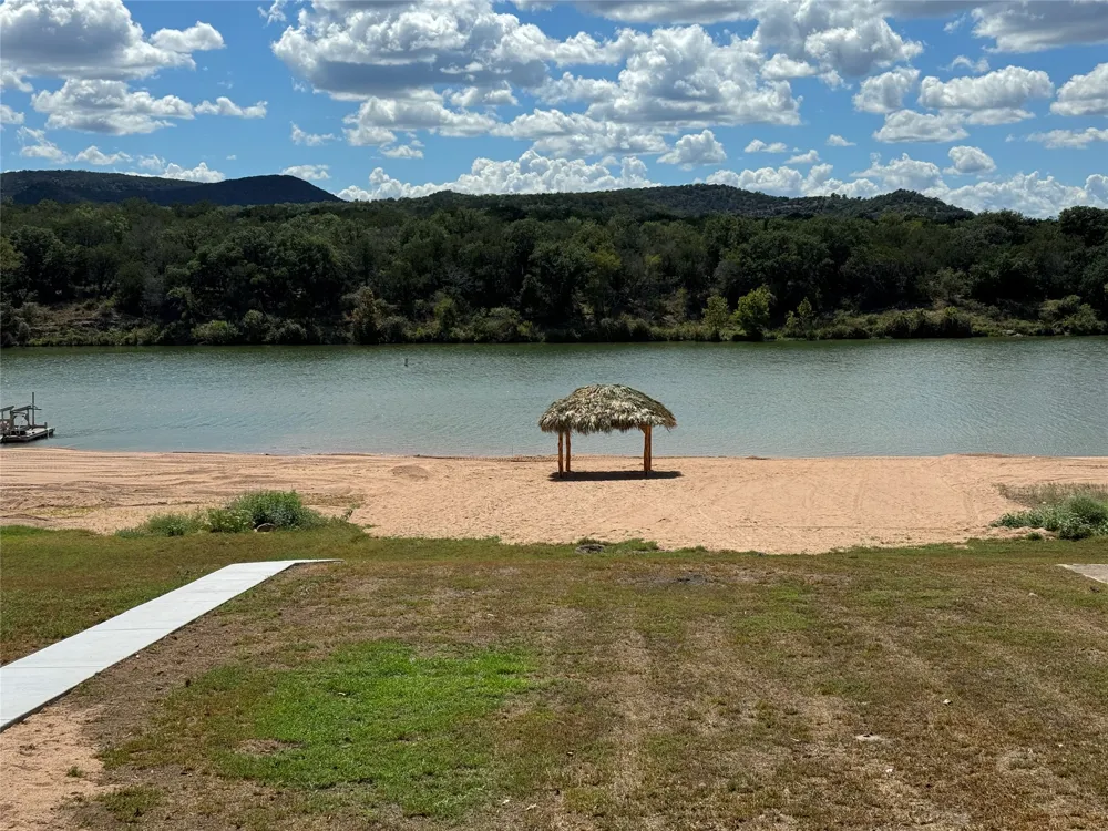 4652 River Oaks Drive Kingsland, TX 78639