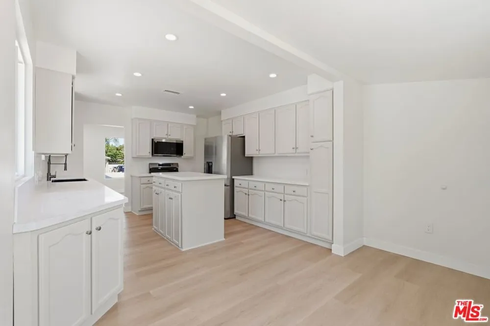 3022 W 73rd Street Los Angeles, CA 90043