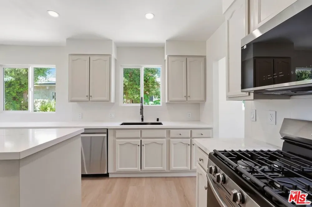 3022 W 73rd Street Los Angeles, CA 90043