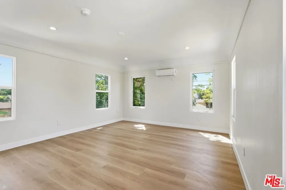 3022 W 73rd Street Los Angeles, CA 90043