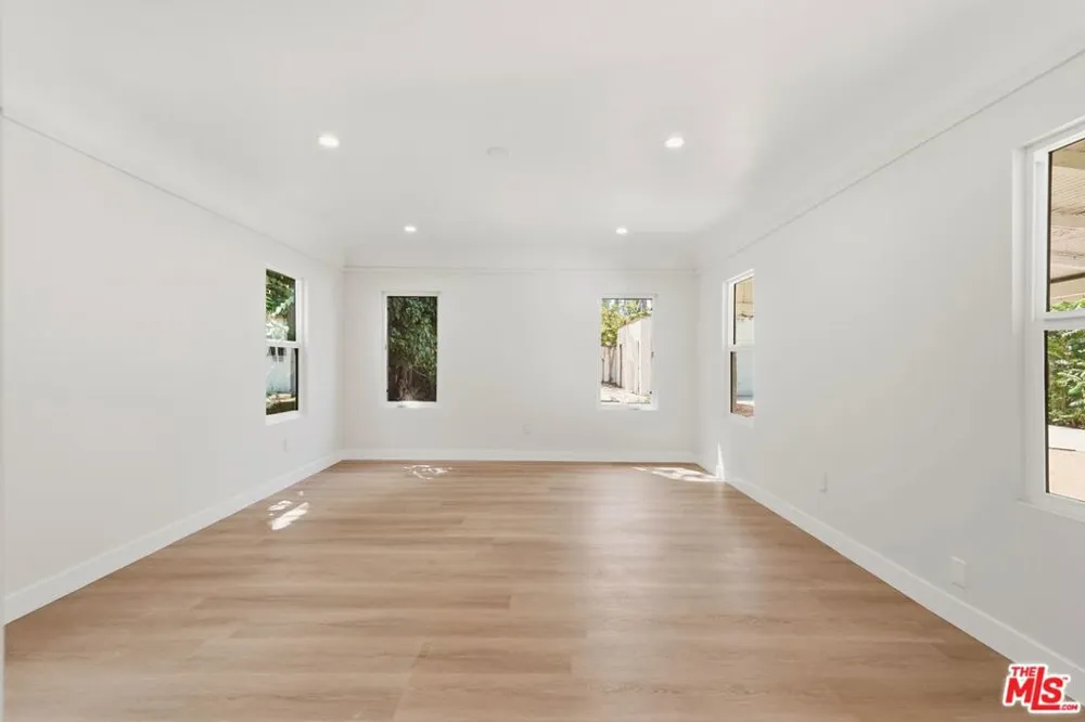 3022 W 73rd Street Los Angeles, CA 90043